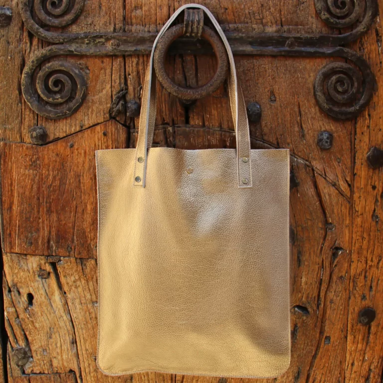 Jules et Jenn - Sac cabas plat cuir grainé métallisé doré