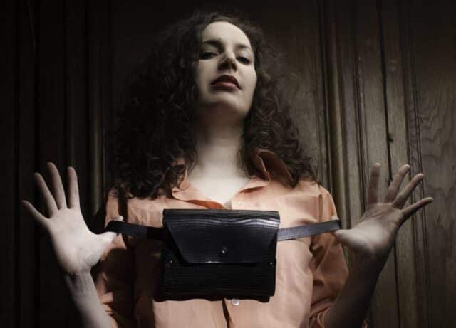 114 Paris - Sac en cuir noir imprimé iguane avec son porte monnaie assorti modèle Pliage