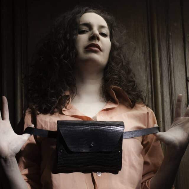 114 Paris - Sac en cuir noir imprimé iguane avec son porte monnaie assorti modèle Pliage