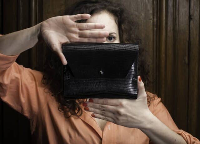 114 Paris - Sac en cuir noir imprimé iguane avec son porte monnaie assorti modèle Pliage