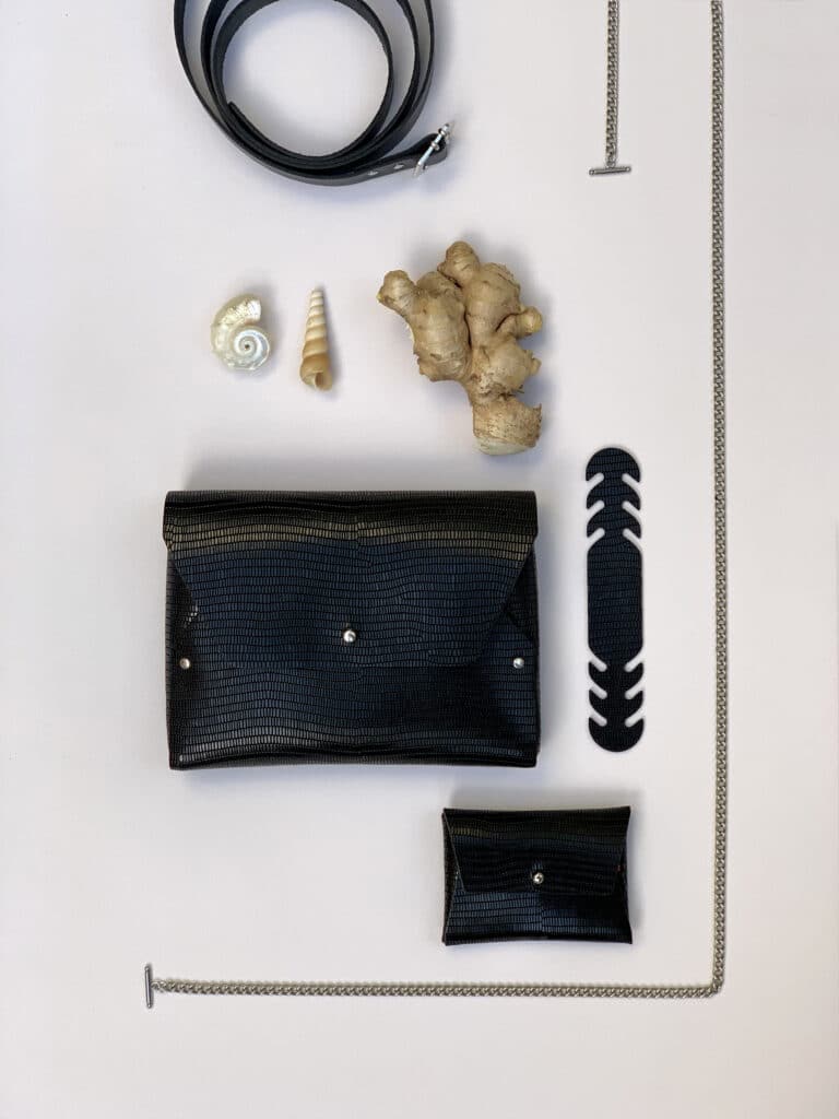 114 Paris - Sac en cuir noir imprimé iguane avec son porte monnaie assorti modèle Pliage