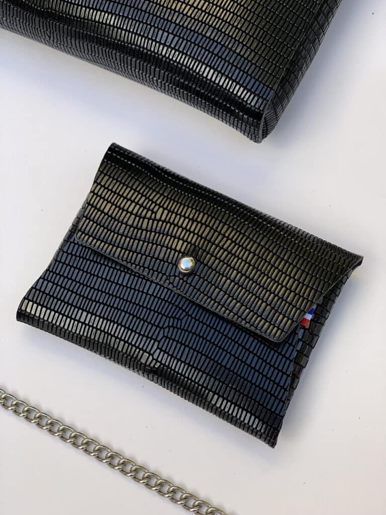 114 Paris - Sac en cuir noir imprimé iguane avec son porte monnaie assorti modèle Pliage