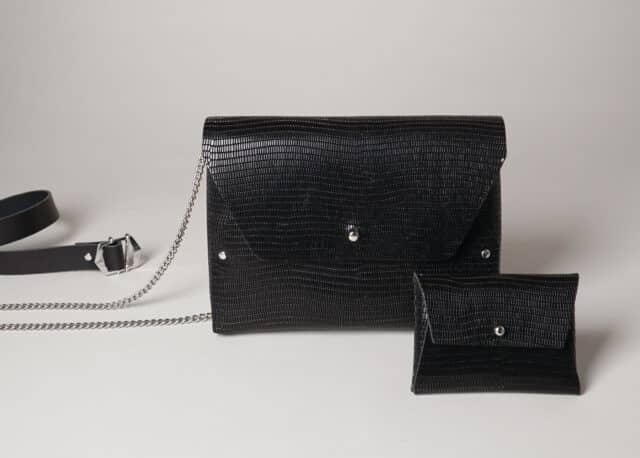 114 Paris - Sac en cuir noir imprimé iguane avec son porte monnaie assorti modèle Pliage