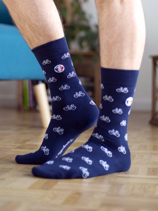 tranquille emile chaussettes made in france les velos bleu marine 4 Tranquille Émile - Chaussettes bleues à motifs blancs Les Vélos
