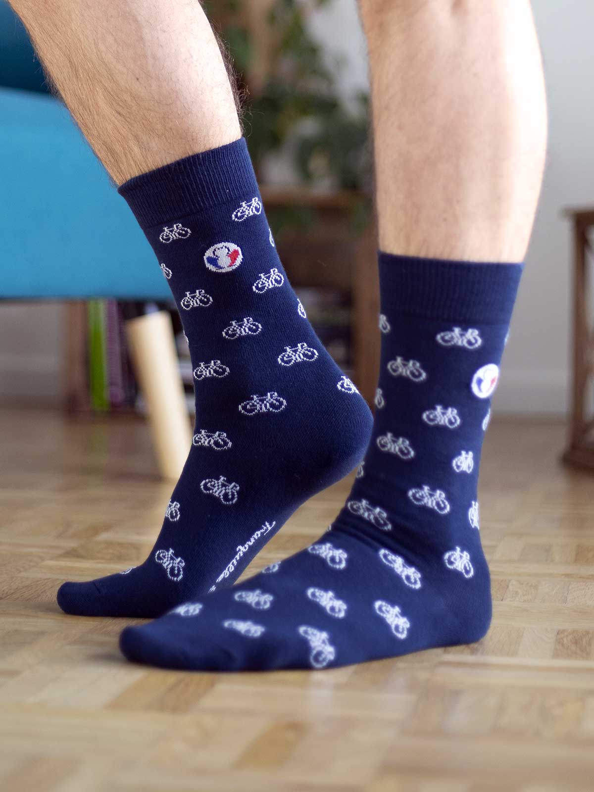 tranquille emile chaussettes made in france les velos bleu marine 4 Tranquille Émile - Chaussettes bleues à motifs blancs Les Vélos
