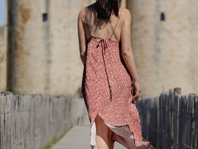 Robe rouge fleurie été dos nu bretelles à nouer devant ou dos mi-longue made in France