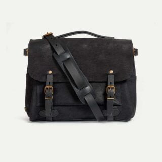 Sac Postier Eclair M – Charbon Noir / Cuir Waxé par la marque Bleu de Chauffe Bleu de Chauffe - Sac Postier Eclair M – Charbon Noir / Cuir Waxé