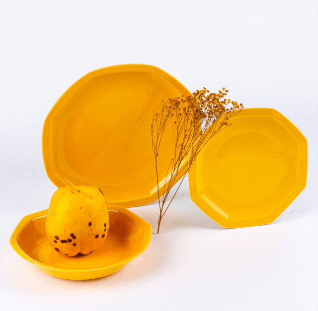 Ogre La Fabrique - L’assiette creuse en porcelaine octogonale – Jaune moutarde
