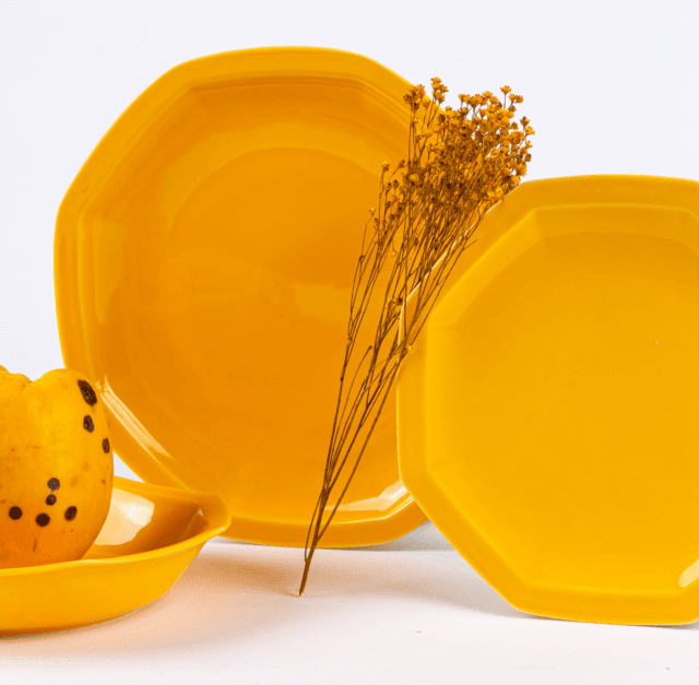Ogre La Fabrique - L’assiette creuse en porcelaine octogonale – Jaune moutarde