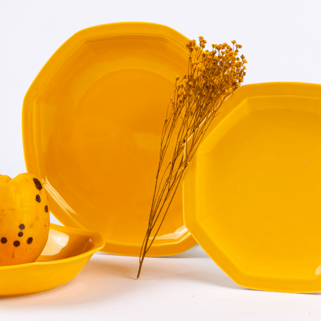 Ogre La Fabrique - L’assiette creuse en porcelaine octogonale – Jaune moutarde