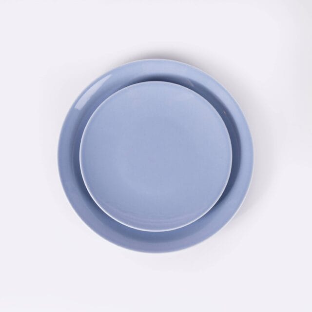 Ogre La Fabrique - La grande assiette en porcelaine ronde bleu pastel