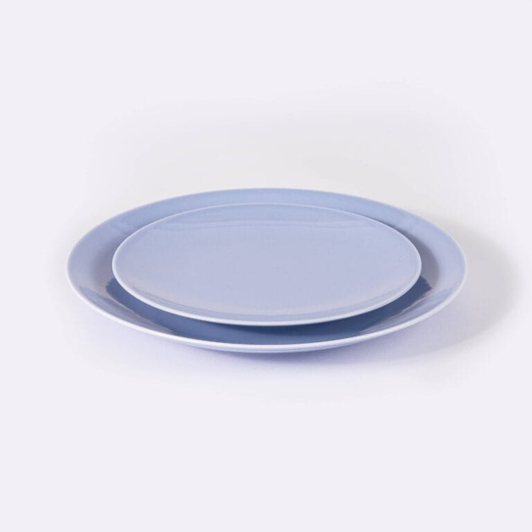Ogre La Fabrique - La grande assiette en porcelaine ronde bleu pastel