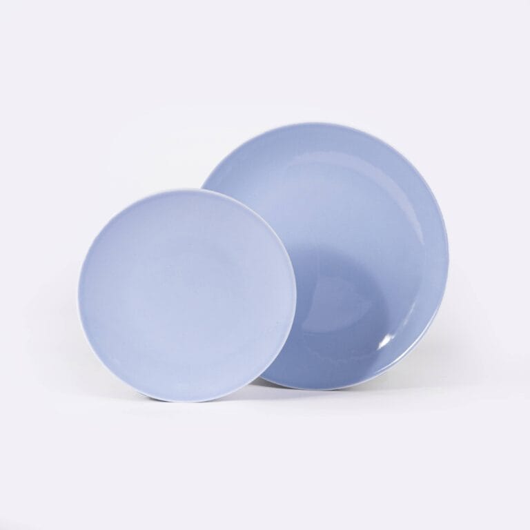 Ogre La Fabrique - La grande assiette en porcelaine ronde bleu pastel