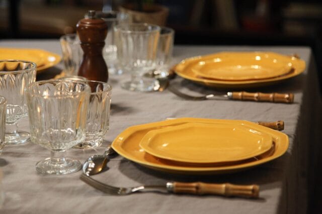 Ogre La Fabrique - L’assiette à dessert en porcelaine octogonale – Jaune moutarde