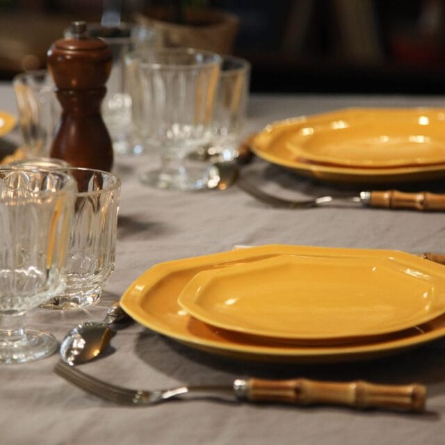 Ogre La Fabrique - L’assiette à dessert en porcelaine octogonale – Jaune moutarde