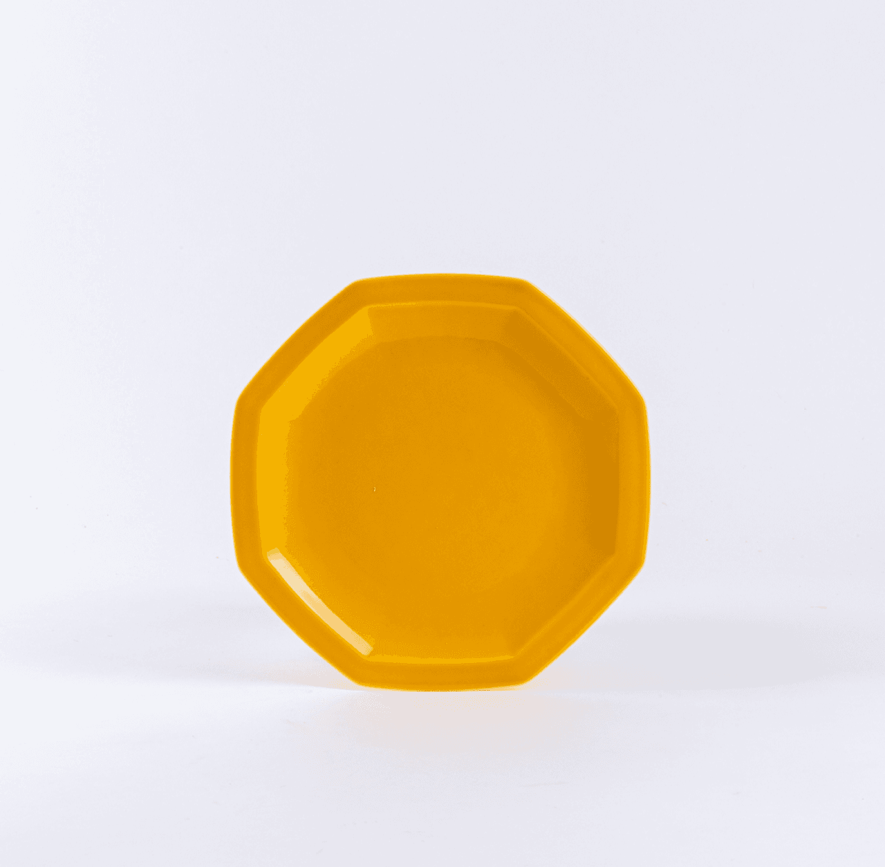 ogre la fabrique lassiette a dessert en porcelaine octogonale jaune moutarde 5 Ogre La Fabrique - L’assiette à dessert en porcelaine octogonale – Jaune moutarde