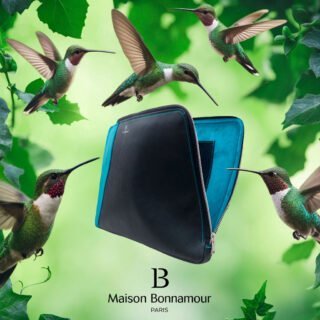 Housse d’ordinateur bleu-vert personnalisable L’Écrivain par la marque Maison Bonnamour Maison Bonnamour - Housse d’ordinateur bleu-vert personnalisable L’Écrivain