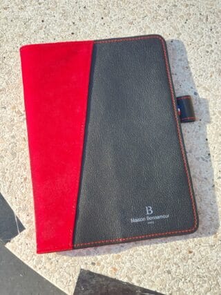 Protège-carnet A5 rubis personnalisable par la marque Maison Bonnamour Maison Bonnamour - Protège-carnet A5 rubis personnalisable