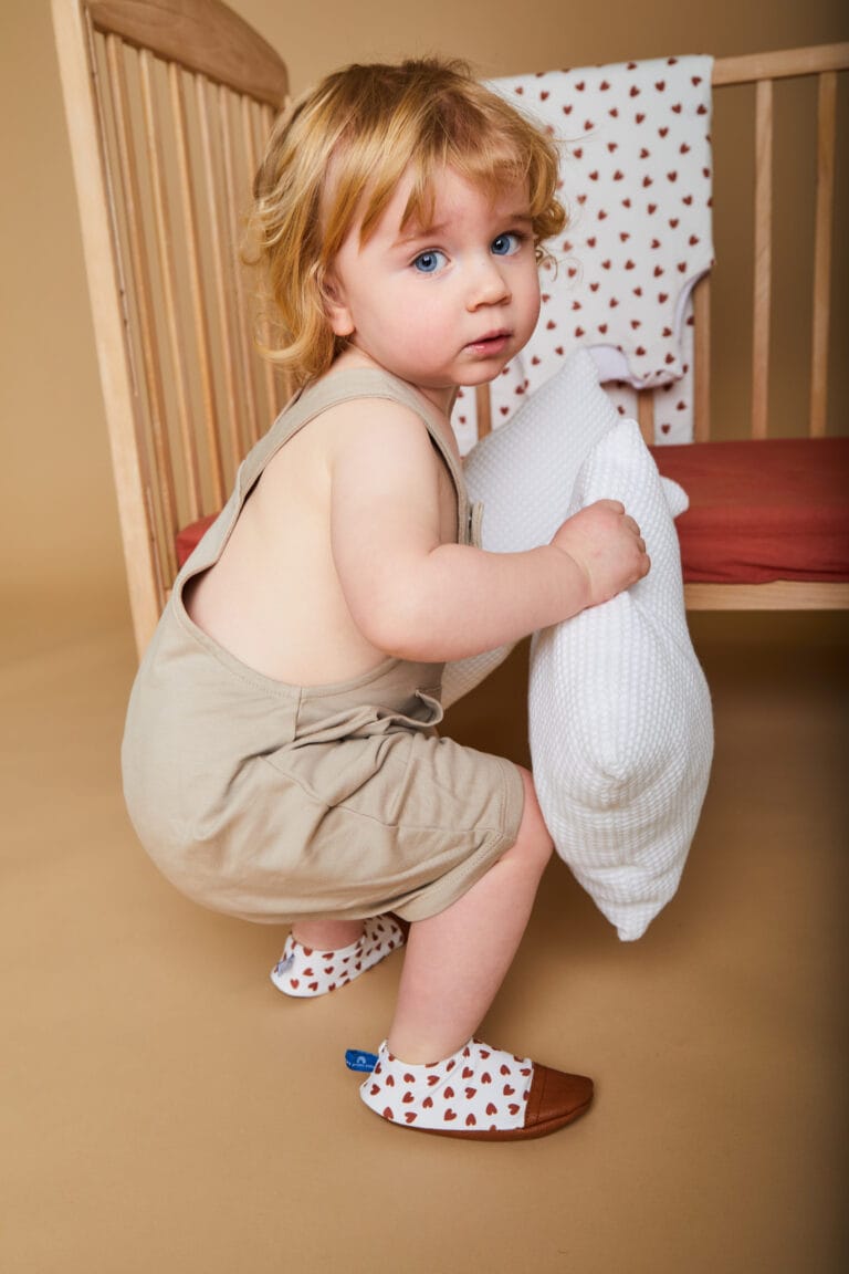 Chaussons souples en cuir nautique couleur marron et imprimés coeurs. Chaussons d'eau