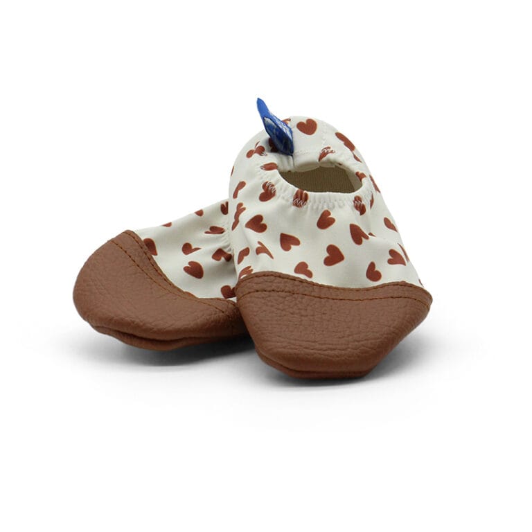 Chaussons souples en cuir nautique couleur marron et imprimés coeurs. Chaussons d'eau