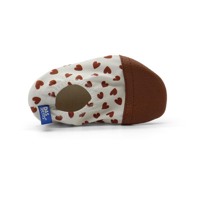 Chaussons souples en cuir nautique couleur marron et imprimés coeurs. Chaussons d'eau
