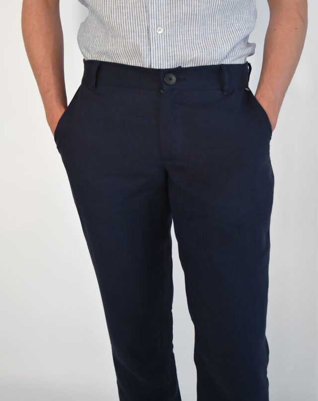 Aatise - le pantalon droit en lin avec poches italiennes zhineau tissu bleu marine