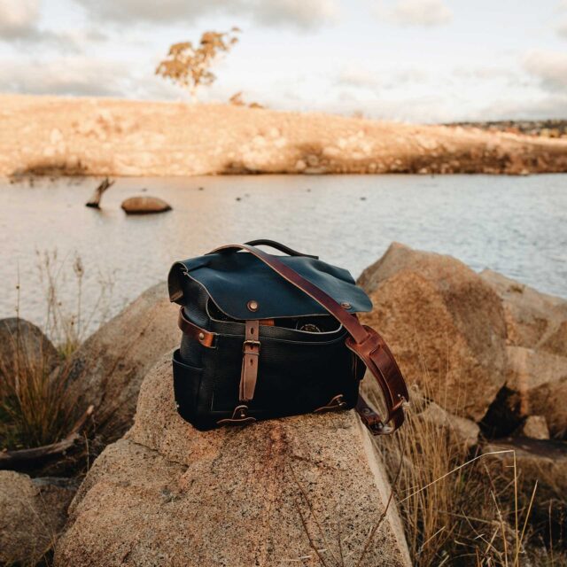 Bleu De Chauffe - Sac photo Bologne S en cuir - Bleu Marin