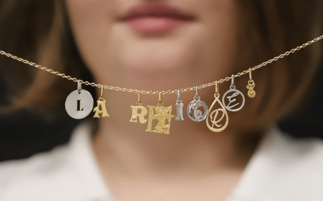 Collier Avec Pendentif Main Porte-Bonheur - Marque Le Bijou Français - Doré - Acier Inoxydable - Neuf Avec étiquettes