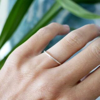 Désirée Schmidt Paris - Bague très fine sablée empilable argent 925 recyclé pour femme et pour homme