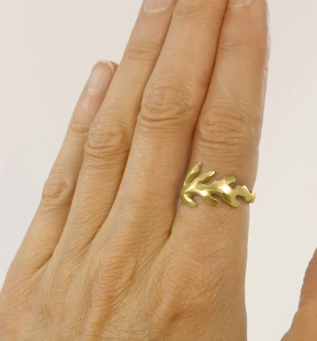 Histoire botanique bague feuille bronze Bague inspirée de la forme d'une feuille de Cyprès