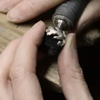 une bague en cours de polissage