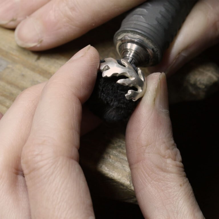 une bague en cours de polissage