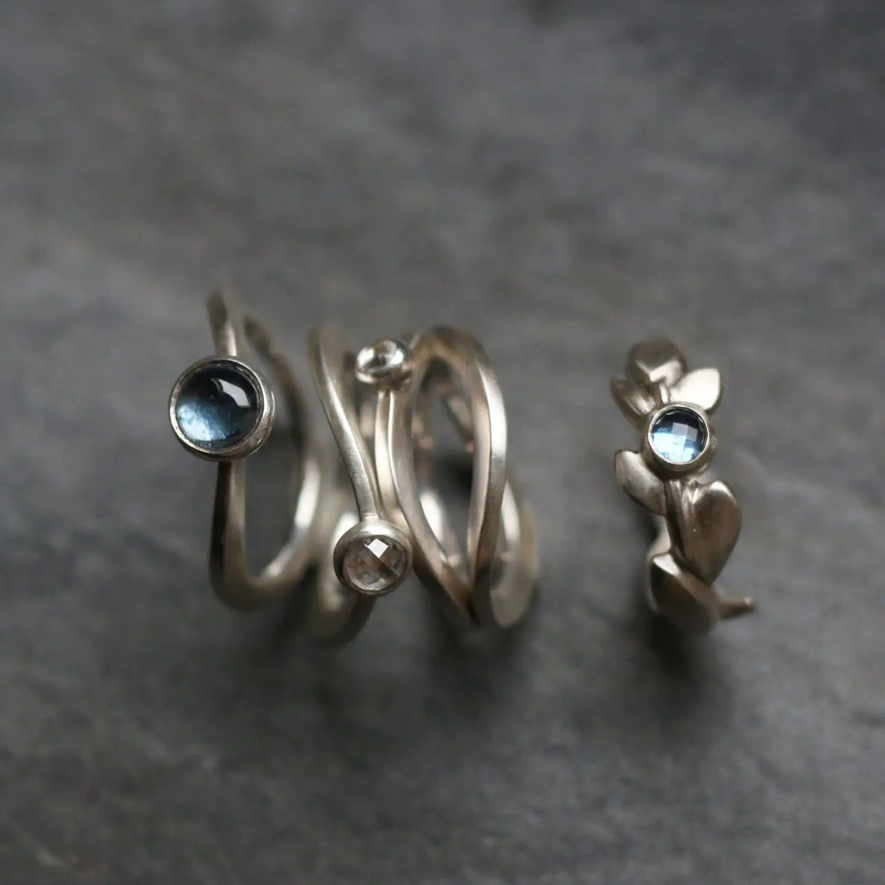 Histoire botanique bagues argent plusieurs bagues en argent, des anneaux serties de pierres bleues et blanches