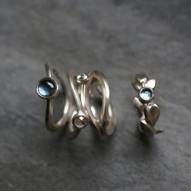 plusieurs bagues en argent, des anneaux serties de pierres bleues et blanches