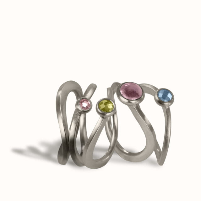 Bagues de la collection infini, des courbes d'argent serties de pierres de couleur