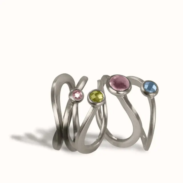 Bagues de la collection infini, des courbes d'argent serties de pierres de couleur