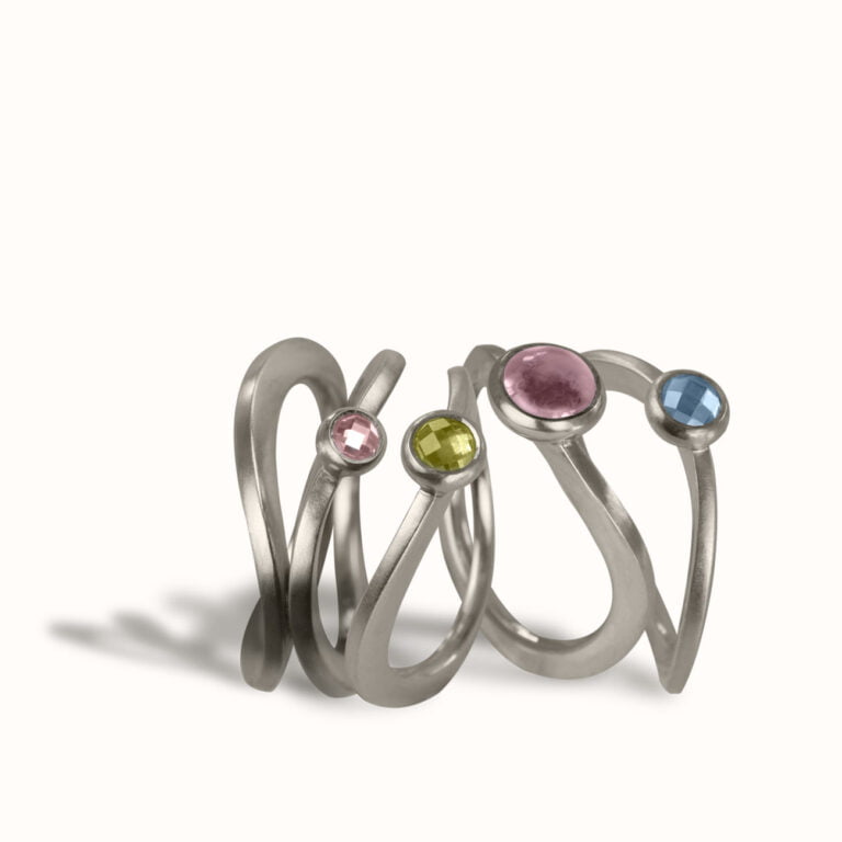 Bagues de la collection infini, des courbes d'argent serties de pierres de couleur
