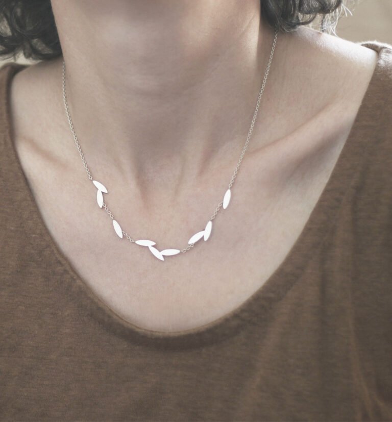 collier en argent composé de motifs aux formes de graines