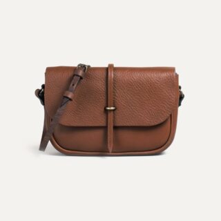 Sac postier Pastiche – Brun ambré par la marque Bleu de Chauffe Bleu de Chauffe - Sac postier Pastiche – Brun ambré