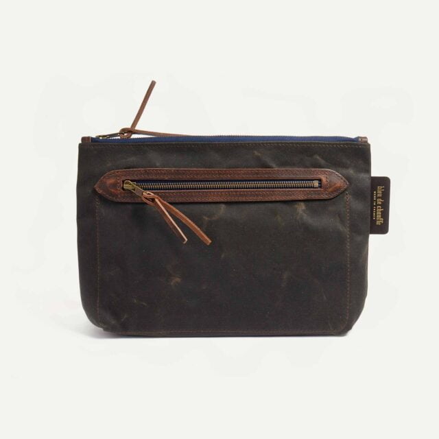 Trousse de toilette Zèbre – Kaki waxé par la marque Bleu de Chauffe Bleu de Chauffe - Trousse de toilette Zèbre – Kaki waxé