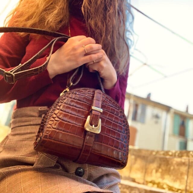 Sac à Main Demi-Lune Nathalie en Cuir Marron Effet Crocodile par la marque Maison Rottier Maison Rottier - Sac à Main Demi-Lune Nathalie en Cuir Marron Effet Crocodile
