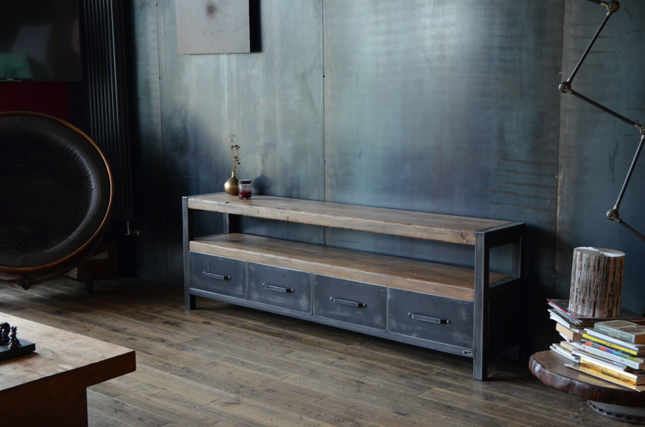 Meuble tv industriel bois brut massif Juventas par Micheli Design