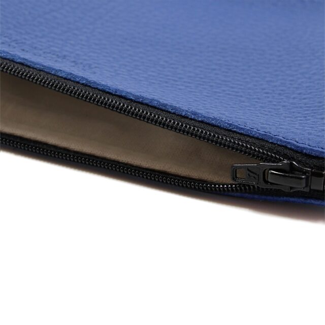 JULES & JENN - Pochette en cuir grainé upcyclé bleu