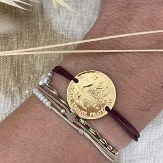 Bracelet Avec Pierre Et Copie De Monnaie Ancienne - Bijou Doré Occasion
