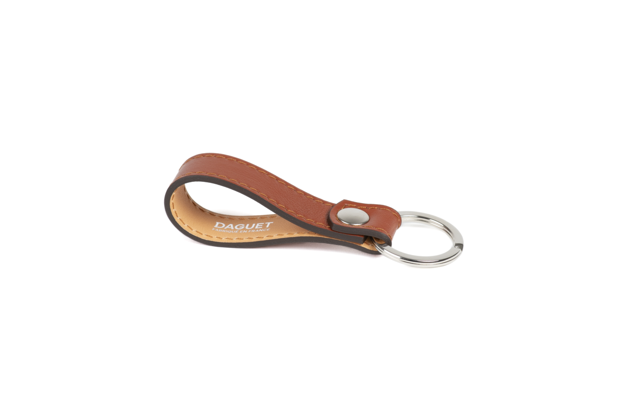Porte cles camel pose scaled Daguet - Porte-clés - Camel
