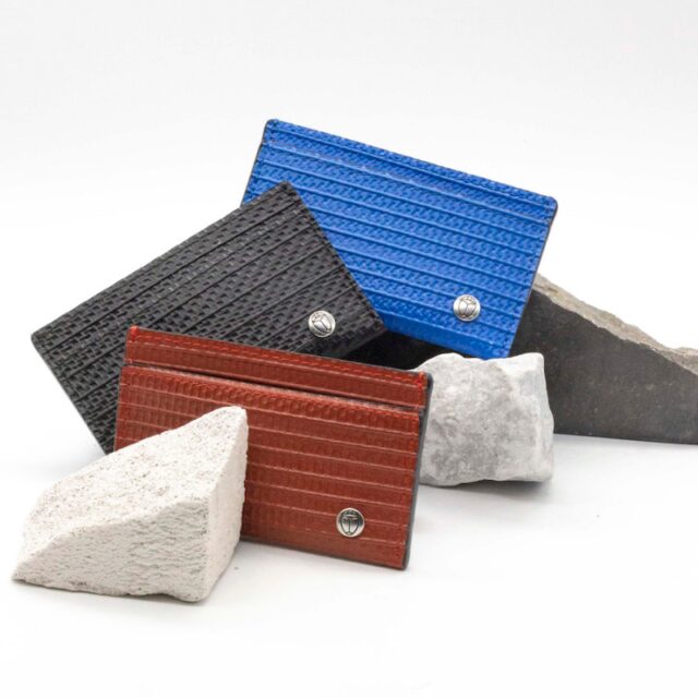 Saint-Lazare - Porte-cartes rouge en lance à incendie