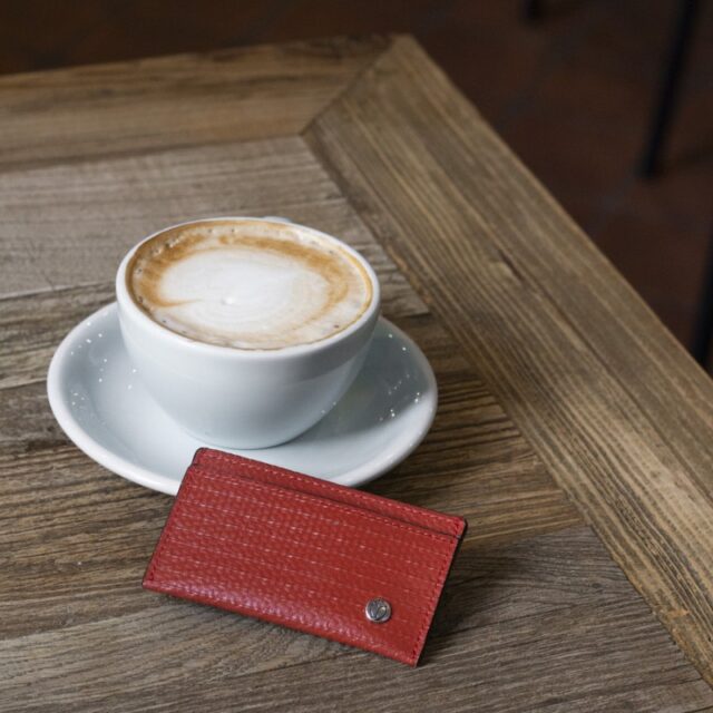 Saint-Lazare - Porte-cartes rouge en lance à incendie