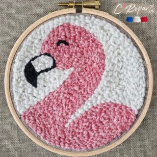 Kit Punch Needle 1 Motif Lili-Rose le Flamant Rose par la marque C’Reparti C’Reparti - Kit Punch Needle 1 Motif Lili-Rose le Flamant Rose