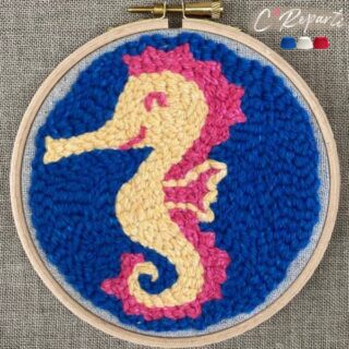 Kit Punch Needle 1 motif Vamp' l'Hippocampe par la marque C’Reparti C’Reparti - Kit Punch Needle 1 motif Vamp' l'Hippocampe