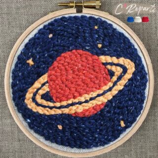 Kit Punch Needle 1 Motif Planète Saturne par la marque C’Reparti C’Reparti - Kit Punch Needle 1 Motif Planète Saturne